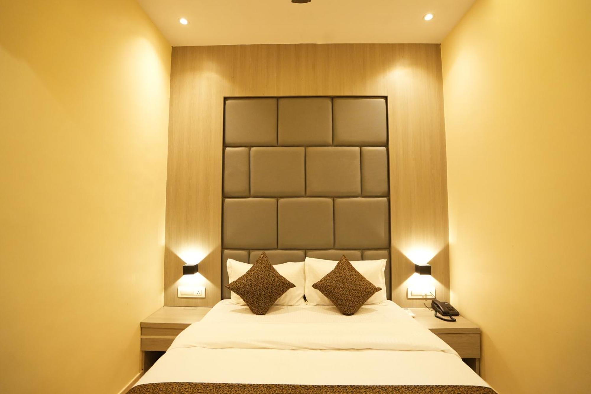 Hotel Boston มุมไบ ภายนอก รูปภาพ