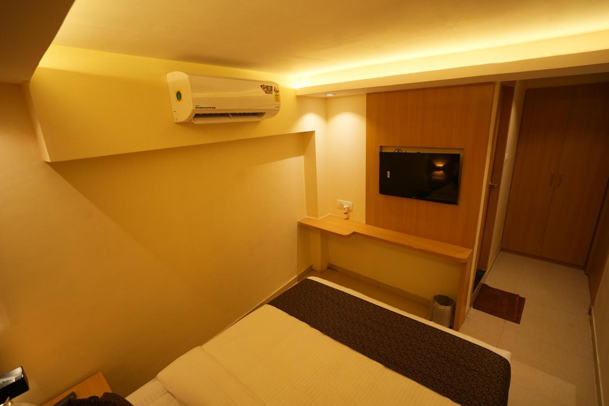 Hotel Boston มุมไบ ภายนอก รูปภาพ