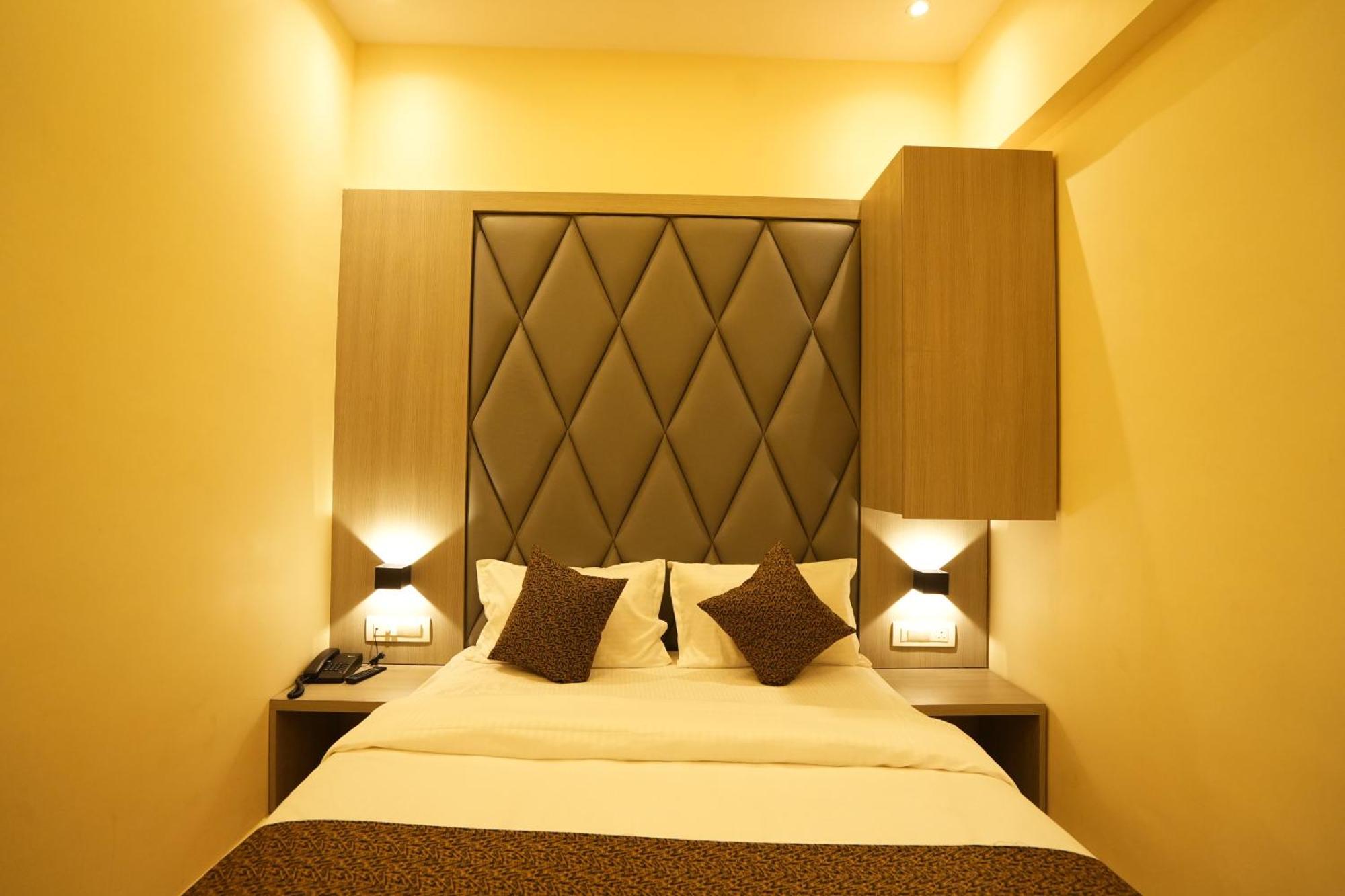 Hotel Boston มุมไบ ภายนอก รูปภาพ