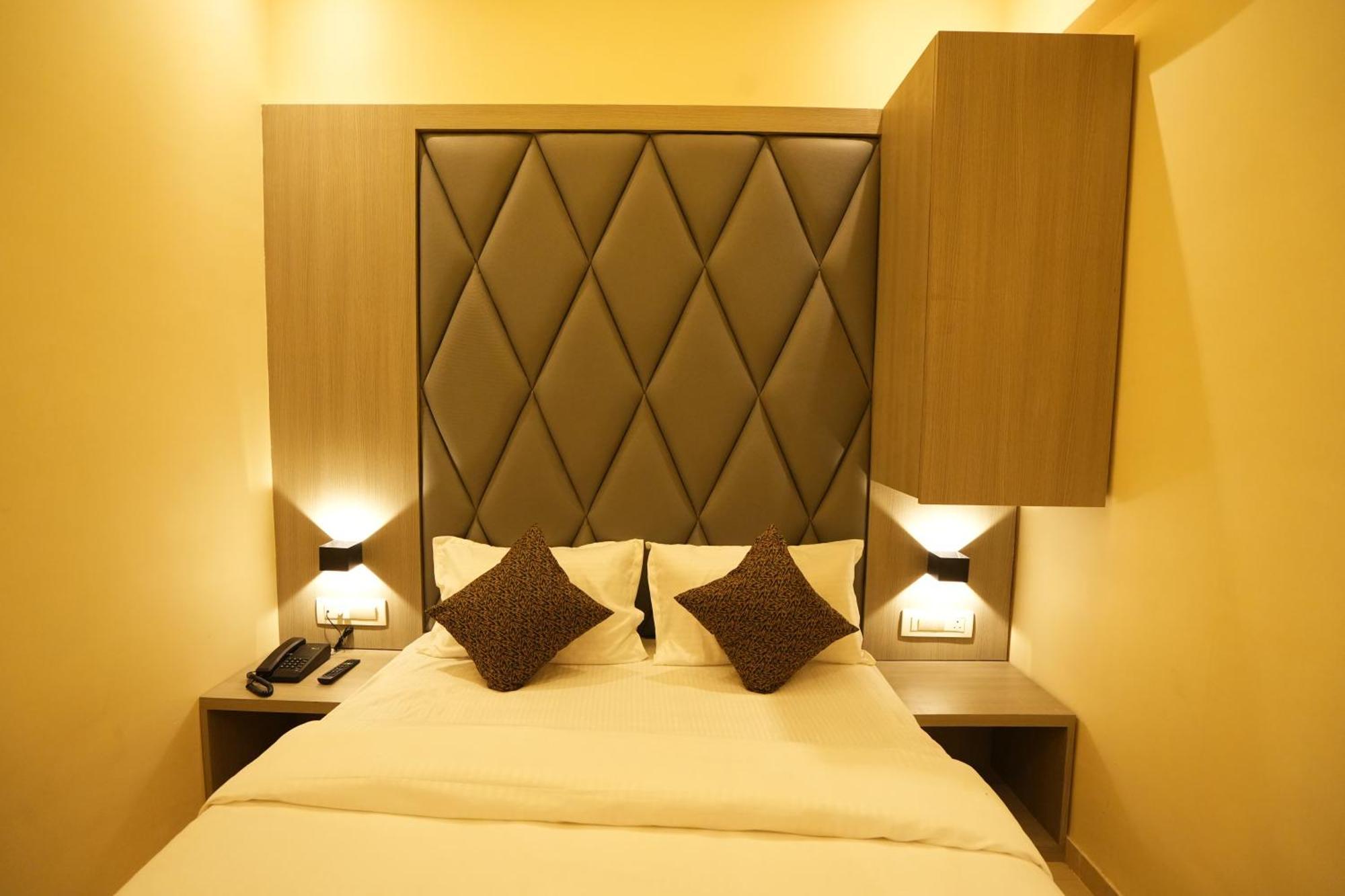 Hotel Boston มุมไบ ภายนอก รูปภาพ